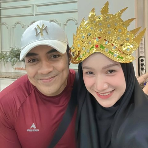 Pengakuan dari ustaz Riza ini pun viral dan ramai dibicarakan netizen. Banyak yang mengaku iri kepada Indri dan memuji Riza, dan menyebut tidak heran kalau istri sang ustaz tetap cantik rupawan karena dibantu mengerjakan tugas domestik di rumah.