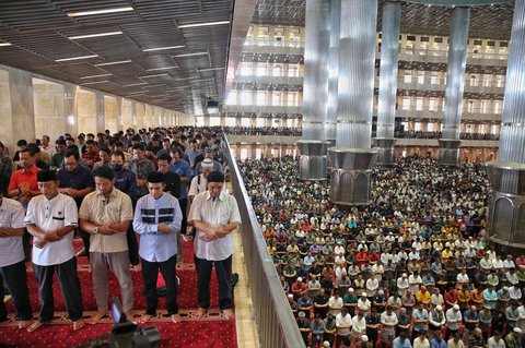 Ribuan jemaah melaksanakan salat Jumat pertama Ramadan 1446 Hijriah di Masjid Istiqlal, Jakarta, Jumat (7/3/2025).