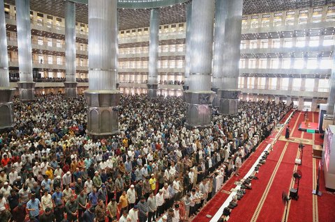 Ribuan jemaah melaksanakan salat Jumat pertama Ramadan 1446 Hijriah di Masjid Istiqlal, Jakarta, Jumat (7/3/2025).