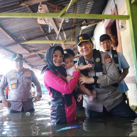 Kapolda Riau Irjen Mohammad Iqbal dan Istri Kunjungi Warga Korban Banjir