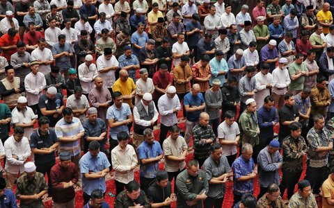 Ribuan jemaah melaksanakan salat Jumat pertama Ramadan 1446 Hijriah di Masjid Istiqlal, Jakarta, Jumat (7/3/2025).