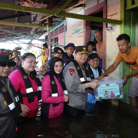 Kapolda Riau Irjen Mohammad Iqbal dan Istri Kunjungi Warga Korban Banjir