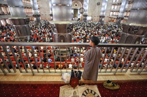 Ribuan jemaah melaksanakan salat Jumat pertama Ramadan 1446 Hijriah di Masjid Istiqlal, Jakarta, Jumat (7/3/2025).