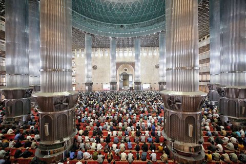 Ribuan jemaah melaksanakan salat Jumat pertama Ramadan 1446 Hijriah di Masjid Istiqlal, Jakarta, Jumat (7/3/2025).