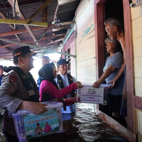 Kapolda Riau Irjen Mohammad Iqbal dan Istri Kunjungi Warga Korban Banjir