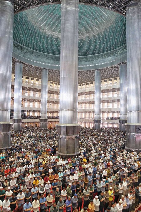 Ribuan jemaah melaksanakan salat Jumat pertama Ramadan 1446 Hijriah di Masjid Istiqlal, Jakarta, Jumat (7/3/2025).