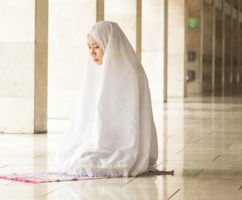 Ilustrasi mukena yang umum dipakai jemaah perempuan.