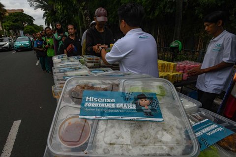 Warga mengantre untuk mendapatkan takjil yang dibagikan gratis di Jalan Asia Afrika, Jakarta, Jumat (7/3/2025).