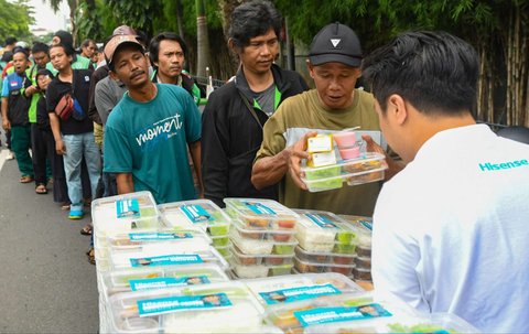 Warga mengantre untuk mendapatkan takjil yang dibagikan gratis di Jalan Asia Afrika, Jakarta, Jumat (7/3/2025).