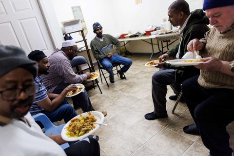 Sejumlah muslim berbuka puasa bersama selama bulan suci Ramadan di Masjid Midnight Sun, Kota Inuvik, Kanada, pada 2 Maret 2025.