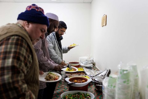 Sejumlah muslim menikmati hidangan saat berbuka puasa bersama selama bulan suci Ramadan di Masjid Midnight Sun, Kota Inuvik, Kanada, pada 2 Maret 2025.