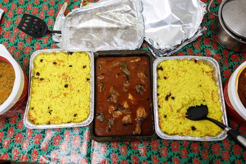 Hidangan yang disajikan saat berbuka puasa bersama selama bulan suci Ramadan di Masjid Midnight Sun, Kota Inuvik, Kanada, pada 2 Maret 2025.