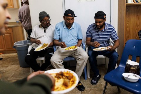 Sejumlah muslim berbuka puasa bersama selama bulan suci Ramadan di Masjid Midnight Sun, Kota Inuvik, Kanada, pada 2 Maret 2025.