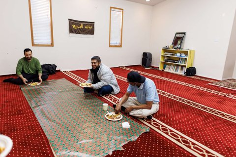 Sejumlah muslim berbuka puasa bersama selama bulan suci Ramadan di Masjid Midnight Sun, Kota Inuvik, Kanada, pada 2 Maret 2025.
