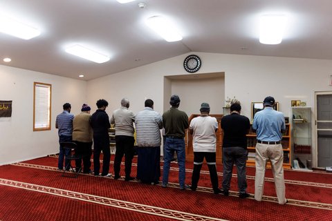 Sejumlah muslim melaksanakan salat seusai berbuka puasa bersama selama bulan suci Ramadan di Masjid Midnight Sun, Kota Inuvik, Kanada, pada 2 Maret 2025.
