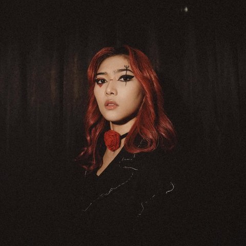 Potret Isyana Sarasvati dengan Makeup Bold yang Unik (credit: instagram/isyanasarasvati)