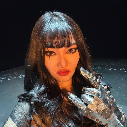 Potret Isyana Sarasvati dengan Makeup Bold yang Unik (credit: instagram/isyanasarasvati)