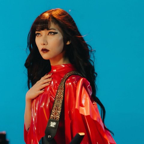 Potret Isyana Sarasvati dengan Makeup Bold yang Unik (credit: instagram/isyanasarasvati)