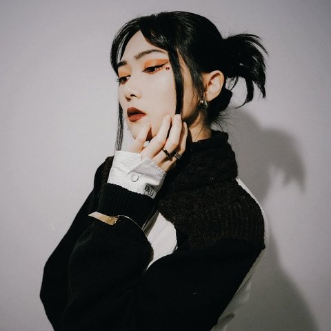 Potret Isyana Sarasvati dengan Makeup Bold yang Unik (credit: instagram/isyanasarasvati)