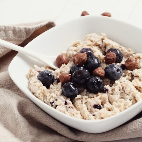 <p>Ilustrasi overnight oat blueberry almond (copyright Freepik)</p>