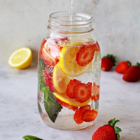 Ilustrasi Air Infus Buah (&copy;Pinterest)
