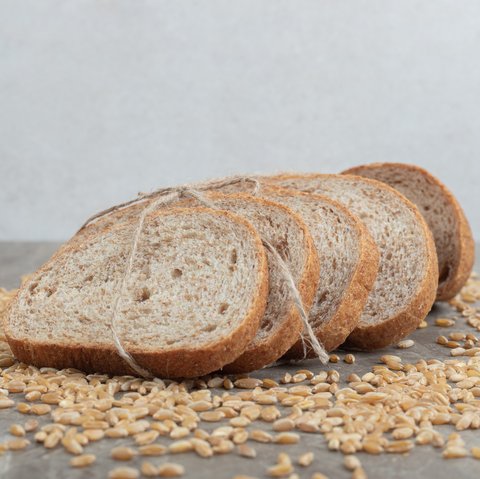 Sediakan roti gandum untuk membantunya mempersiapkan harinya dengan baik. (Foto: Freepik/azerbaijan_stockers)