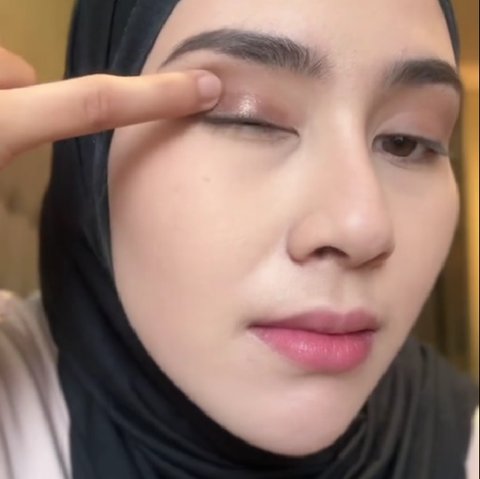 Tutorial Makeup Flawless dan Cantik ala Syahnaz Sadiqah (credit: TikTok/syahnazsadiqah)