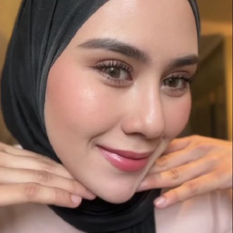 Tutorial Makeup Flawless dan Cantik ala Syahnaz Sadiqah (credit: TikTok/syahnazsadiqah)