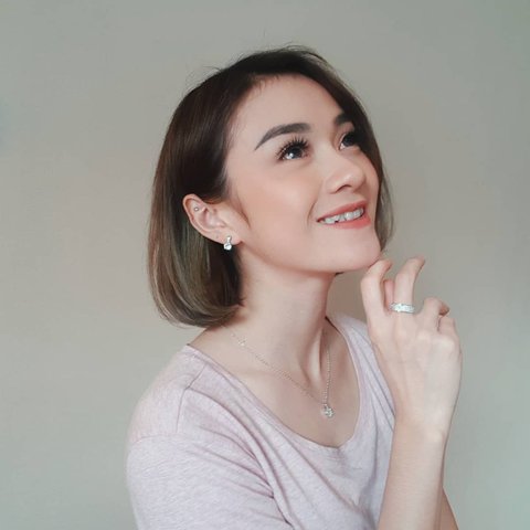 Tampilan Dara the Virgin dengan Makeup Minimalis (credit: instagram/darathevirgin)