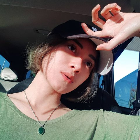 Tampilan Dara the Virgin dengan Makeup Minimalis (credit: instagram/darathevirgin)