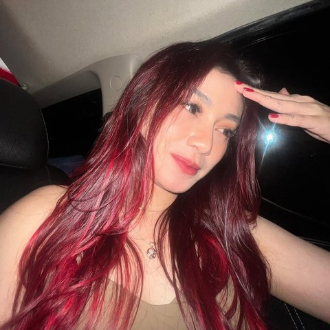 Tampilan Dara the Virgin dengan Makeup Minimalis (credit: instagram/darathevirgin)