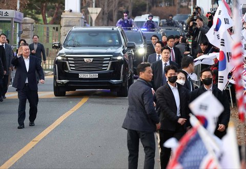 Presiden Korea Selatan yang dimakzulkan Yoon Suk Yeol usai  dibebaskan, di Uiwang, Korea Selatan, Sabtu (08/03/3035)
