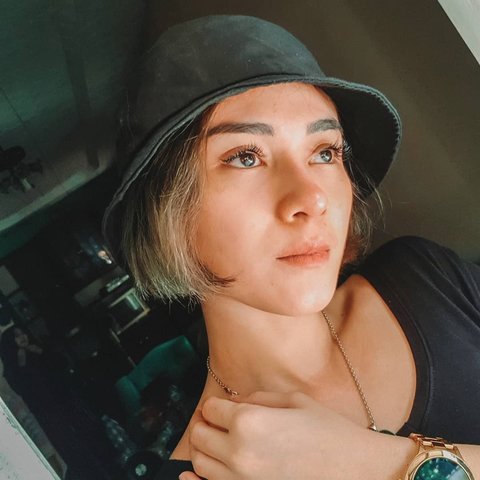 Tampilan Dara the Virgin dengan Makeup Minimalis (credit: instagram/darathevirgin)