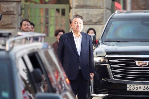 Presiden Korea Selatan yang dimakzulkan Yoon Suk Yeol usai  dibebaskan, di Uiwang, Korea Selatan, Sabtu (08/03/3035)