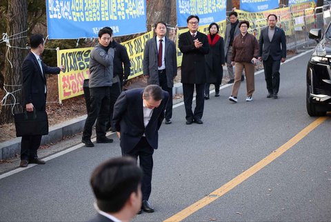 Presiden Korea Selatan yang dimakzulkan Yoon Suk Yeol memberi hormat  kepada pendukungnya usai  dibebaskan, di Uiwang, Korea Selatan, Sabtu (08/03/3035)