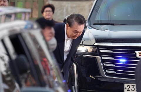 Presiden Korea Selatan yang dimakzulkan Yoon Suk Yeol memberi hormat  kepada pendukungnya usai  dibebaskan, di Uiwang, Korea Selatan, Sabtu (08/03/3035)