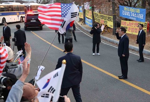 Presiden Korea Selatan yang dimakzulkan Yoon Suk Yeol usai  dibebaskan, di Uiwang, Korea Selatan, Sabtu (08/03/3035)