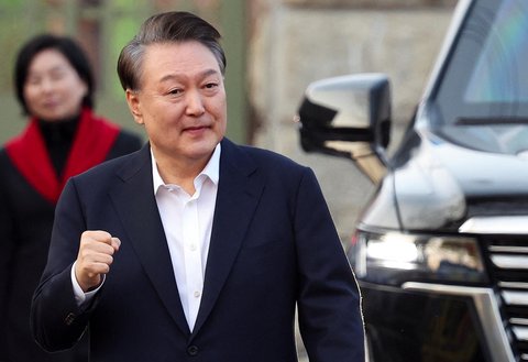 Presiden Korea Selatan yang dimakzulkan Yoon Suk Yeol usai  dibebaskan, di Uiwang, Korea Selatan, Sabtu (08/03/3035)