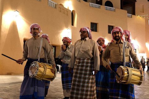 Warga memainkan drum dan menyanyikan lagu-lagu tradisional saat membangunkan sahur di kawasan pelabuhan Old Doha, Qatar (07/03/2025) waktu setempat
