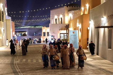 Warga memainkan drum dan menyanyikan lagu-lagu tradisional saat membangunkan sahur di kawasan pelabuhan Old Doha, Qatar (07/03/2025) waktu setempat