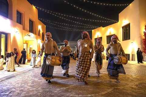 Warga memainkan drum dan menyanyikan lagu-lagu tradisional saat membangunkan sahur di kawasan pelabuhan Old Doha, Qatar (07/03/2025) waktu setempat