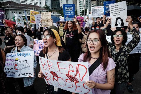 FOTO:  Peringati Hari Perempuan Sedunia, Aktivis Perempuan Menyerukan Penegakan Demokrasi dan Supremasi Hukum