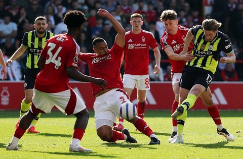 Pemain Manchester City Kevin De Bruyne melepaskan tembakan ke gawang Nottingham Forest di City Ground, Inggris, Sabtu (8/3/2025) malam WIB.