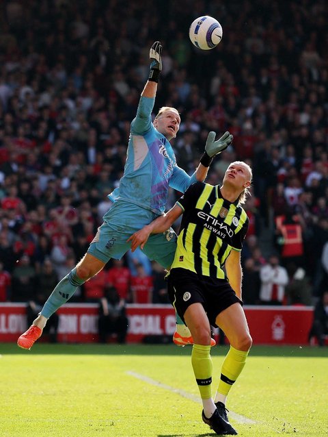 Kiper Nottingham Forest Matz Sels berebut bola dengan pemain Manchester City  Erling Haaland di City Ground, Inggris, Sabtu (8/3/2025) malam WIB.