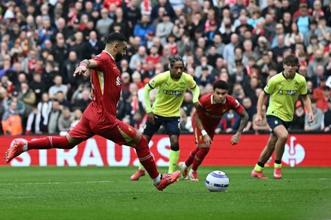 Penyerang Liverpool asal Mesir Mohamed Salah saat pertandingan sepak bola Liga Primer Inggris antara Liverpool dan Southampton di Anfield di Liverpool, Inggris, (08/03/2025).