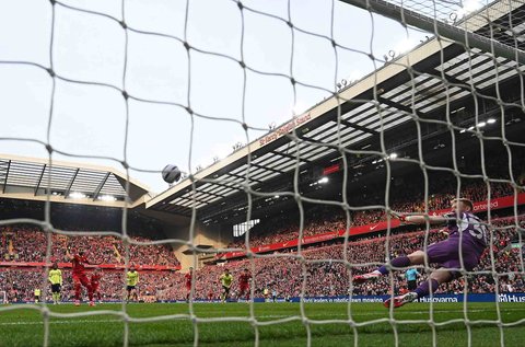 Penyerang Liverpool asal Mesir Mohamed Salah saat pertandingan sepak bola Liga Primer Inggris antara Liverpool dan Southampton di Anfield di Liverpool, Inggris, (08/03/2025).