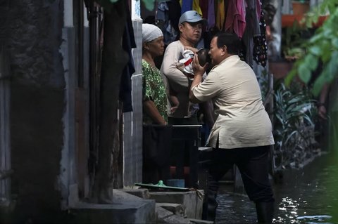 Prabowo Terjun Langung ke Warga Terdampak Bajir di Kabupaten Bekasi