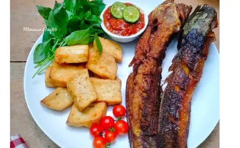 Nikmati pecel lele bersama daun kemangi yang punya manfaat luar biasa untuk jantung. Kaya akan antioksidan, daun mungil ini bantu cegah penyakit kronis dan dukung kesehatan jantung (Sumber Fo