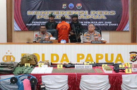 Kapolda Papua Irjen Pol. Patrige R. Renwarin didampingi Kepala Operasi Damai Cartenz-2025 Brigjen Pol. Dr. Faizal Ramadhani menunjukkan senjata api yang akan diselundupkan kepada KKB di Mapolda, Jayapura, Sabtu (08/03/2025).