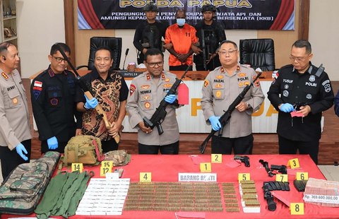 Kapolda Papua Irjen Pol. Patrige R. Renwarin didampingi Kepala Operasi Damai Cartenz-2025 Brigjen Pol. Dr. Faizal Ramadhani menunjukkan senjata api yang akan diselundupkan kepada KKB di Mapolda, Jayapura, Sabtu (08/03/2025).